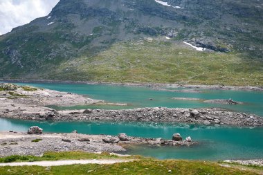 Bernina Geçidi 'nden Lago Bianco ve Lago Nero' nun manzarası
