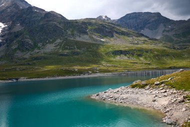 Bernina Geçidi 'nden Lago Bianco ve Lago Nero' nun manzarası