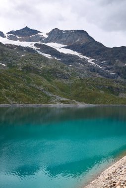 Bernina Geçidi 'nden Lago Bianco ve Lago Nero' nun manzarası