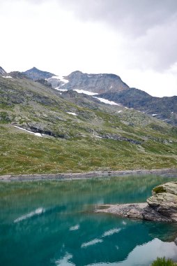 Bernina Geçidi 'nden Lago Bianco ve Lago Nero' nun manzarası