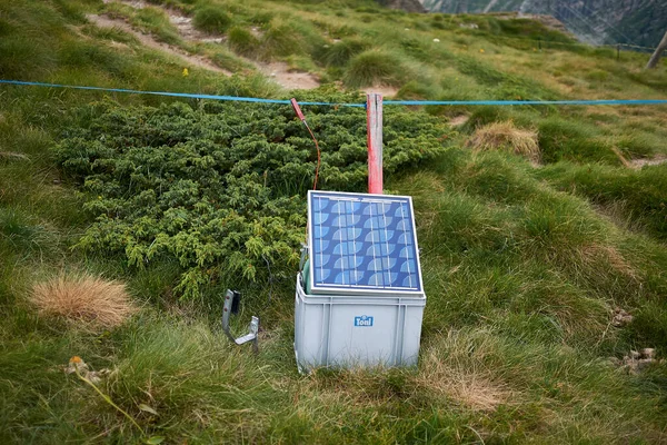 Alp Grum Schweiz Juli 2020 Photovoltaik Modul Für Weidezaungerät Auf Stockfoto