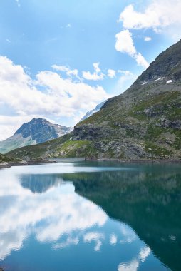 Bernina Geçidi 'nden Lago Bianco ve Lago Nero' nun manzarası