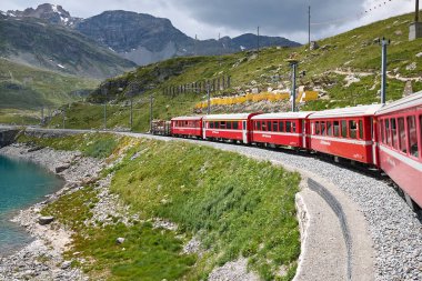 Bernina Geçidi, İsviçre - 22 Temmuz 2020 Bernina treni manzarası