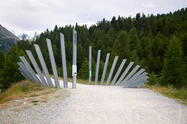 Morteratsch, İsviçre - 21 Temmuz 2020: Morteratsch Buzul Yolu 'nun başlangıç noktası