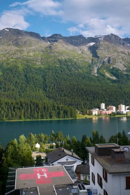 Saint Moritz, İsviçre - 21 Temmuz 2020: Saint Moritz Gölü manzarası