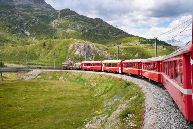Bernina, İsviçre - 21 Temmuz 2020: Bernina Ekspres Treni