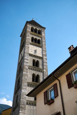 Tiran, İtalya - 20 Temmuz 2020: San Martino kilise çan kulesi manzarası