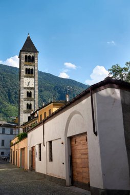 Tiran, İtalya - 20 Temmuz 2020: San Martino kilise çan kulesi manzarası
