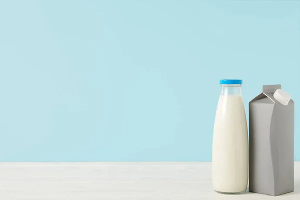Nahaufnahme Bild Der Milch Flasche Und Leeren Karton Verpackung Auf — Stockfoto