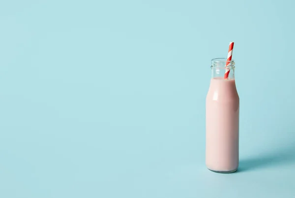 Strawberry Milkshake Flaska Med Dricksvatten Halm Blå Bakgrund — Stockfoto