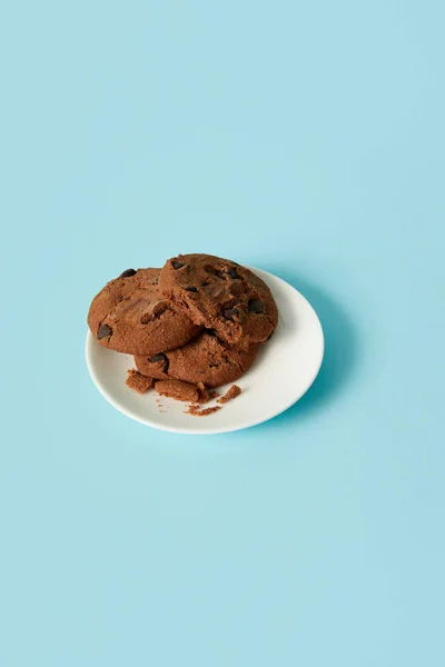 Close Beeld Van Chocolade Koekjes Schotel Blauwe Achtergrond — Stockfoto