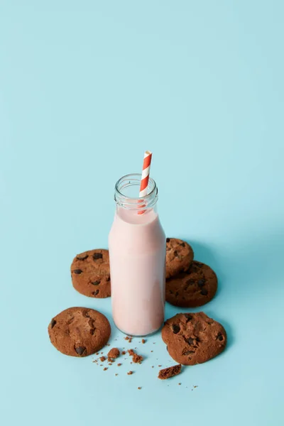 Çilekli Milkshake Içme Mavi Zemin Üzerine Çikolata Kurabiye Çevrili Saman — Stok fotoğraf