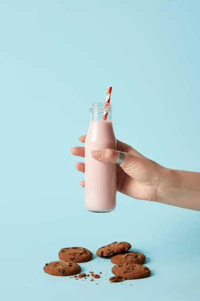 Bijgesneden Schot Van Vrouw Met Aardbei Milkshake Fles Met Het — Stockfoto