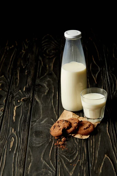 Närbild Bild Choklad Kakor Mjölk Flaska Och Glas Trä Bakgrund — Stockfoto