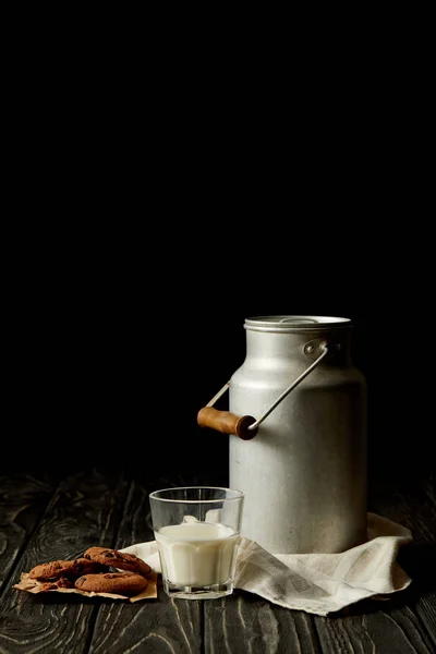 Süt Cam Alüminyum Closeup Görüntüleyebilecek Şekilde Çikolata Kurabiye Sim Siyah — Stok fotoğraf