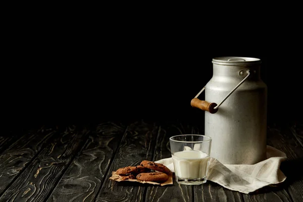 Lait Boîte Verre Aluminium Biscuits Chocolat Sac Sur Fond Noir — Photo