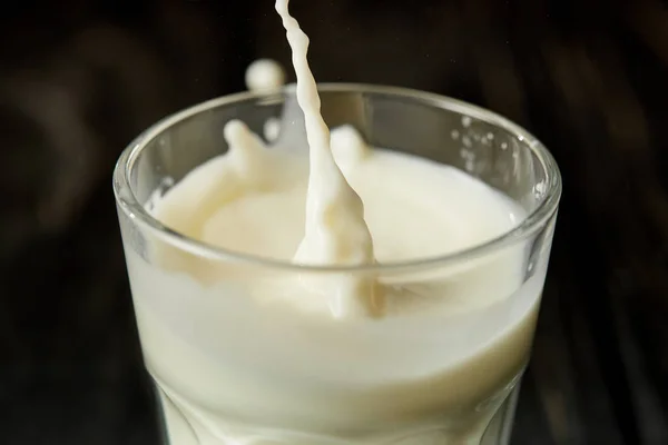 ガラスからミルクの滴をしぶきのクローズ アップ ビュー — ストック写真