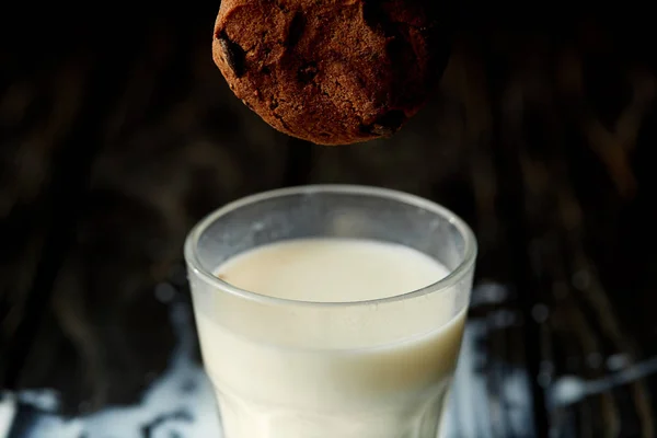 Vue Rapprochée Biscuit Chocolat Tombant Dans Verre Avec Lait — Photo