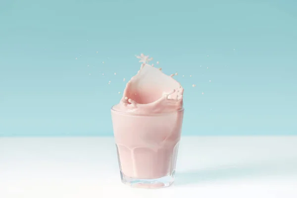 Stänk Droppar Strawberry Milkshake Från Glas Blå Bakgrund — Stockfoto