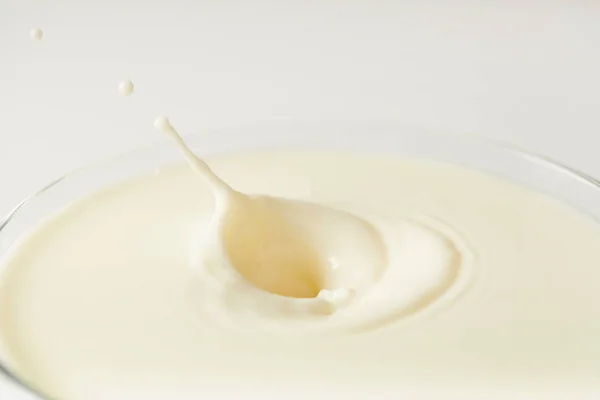 Close Εικόνα Του Γάλακτος Πιτσιλιές Στο Γυαλί Που Απομονώνονται Λευκό — Φωτογραφία Αρχείου