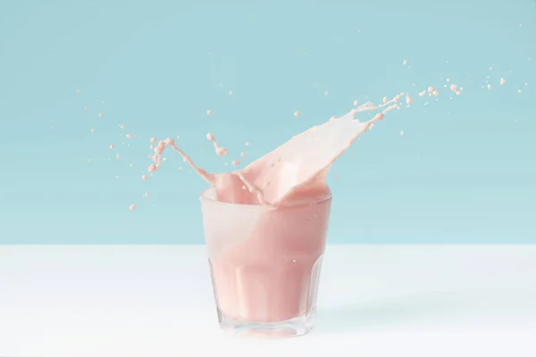 Stänk Droppar Strawberry Milkshake Från Glas Blå Bakgrund — Stockfoto