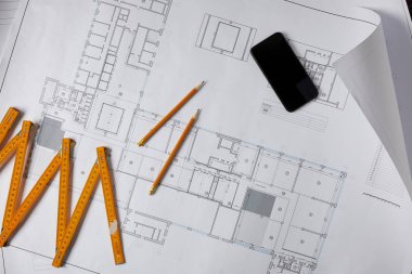 katlanabilir metre, kalemler ve smartphone boş ekran ile yükseltilmiş görünümünü planı üzerinde