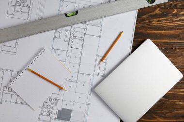 boş ders kitabı, kalemler, ruh düzeyi, defter ve plan masada