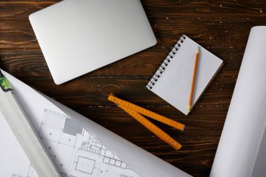 dizüstü bilgisayar, ruh düzeyi, katlanabilir metre, blueprint, boş ders kitabı ve kalem ahşap tablo