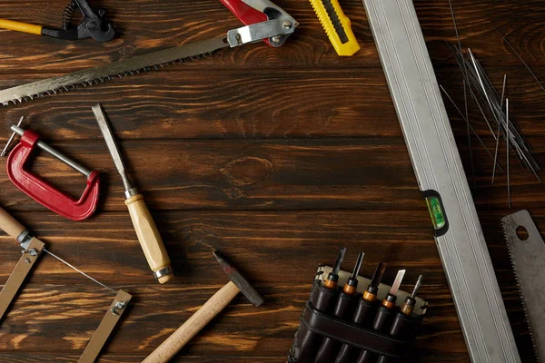 Erhöhte Ansicht Verschiedener Werkzeuge Auf Brauner Holztischplatte — Stockfoto