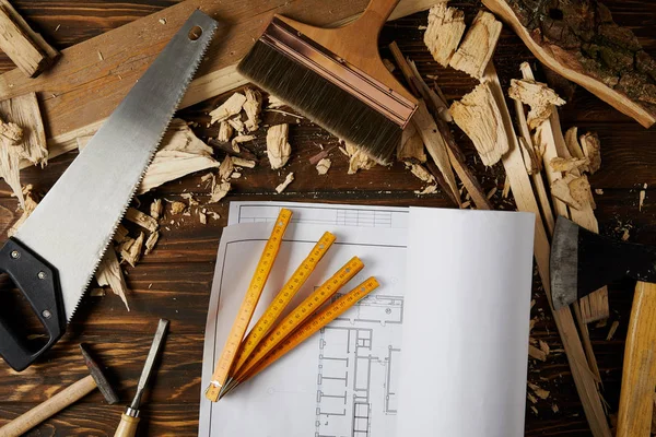 Bovenaanzicht Van Blauwdruk Verschillende Hulpmiddelen Houten Bruine Tafel — Stockfoto