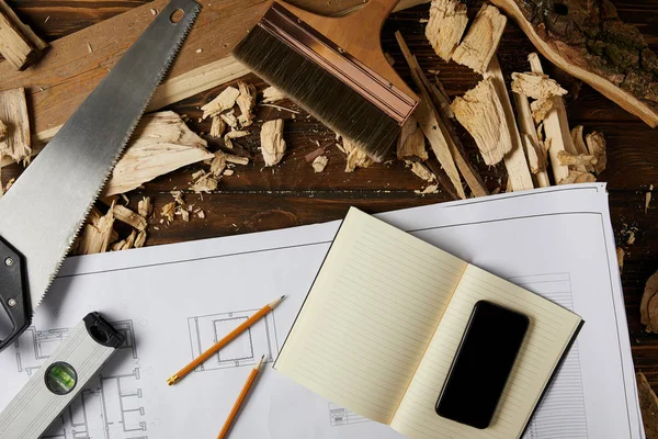 Bovenaanzicht Van Blauwdruk Leerboek Smartphone Met Leeg Scherm Verschillende Hulpmiddelen — Stockfoto