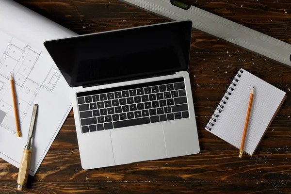 Laptop Com Tela Branco Planta Cinzel Lápis Nível Espírito Livro — Fotografia de Stock