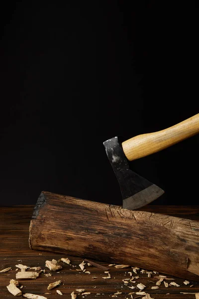 Close View Sticking Axe Log Wooden Chips Black Background — Free Stock Photo