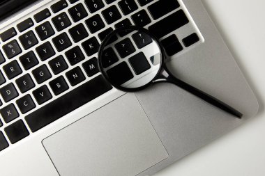 Grey büyüteç ve dizüstü üstten görünüm