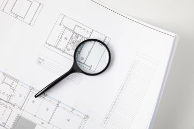 gri, mimari konsept üzerine büyüteç ve blueprint üstten görünüm 
