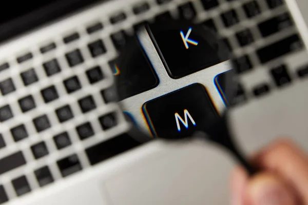 Close View Magnifying Glass Laptop Keyboard Selective Focus — Stock Photo, Image