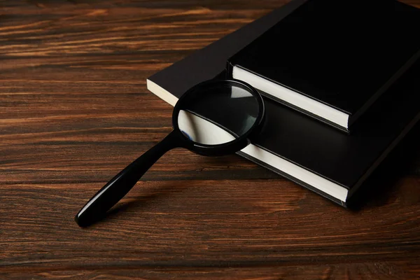 Vista Cerca Lupa Libros Negros Sobre Mesa Madera — Foto de Stock