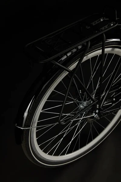 Γκρο Πλαν Θέα Του Τροχού Του Κλασικού Ποδηλάτου Απομονώνονται Μαύρο — Φωτογραφία Αρχείου