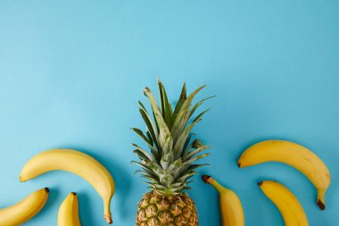 taze muz ve mavi izole ananas ile düz lay