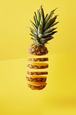 sarı arka plan üzerinde kesme ananas egzotik meyve görünümü kadar kapatın
