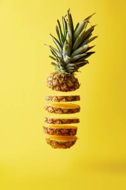 Sarı renkte izole edilmiş taze ananas egzotik meyvesinin yakın görüntüsü