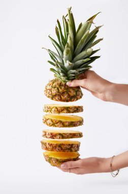 kısmi görünümünü üzerinde beyaz izole elinde ananas kesme tutan kadın 