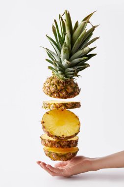 kısmi görünümü üzerinde beyaz izole taze kesilmiş ananas ve el 