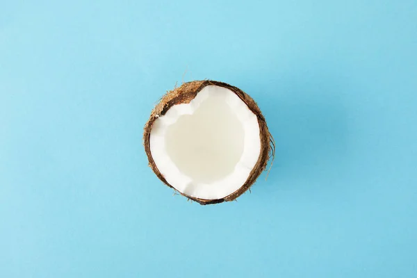 Bovenaanzicht Van Vers Gesneden Kokosnoot Geïsoleerd Blauw — Stockfoto