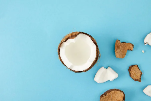 Bovenaanzicht Van Gearrangeerde Kokosnoot Stukken Geïsoleerd Blauw — Stockfoto