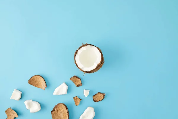 Draufsicht Auf Arrangierte Kokosnussstücke Isoliert Auf Blau — Stockfoto