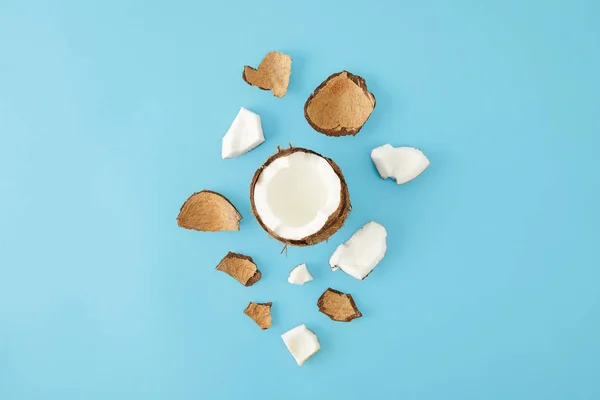 Bovenaanzicht Van Gearrangeerde Kokosnoot Stukken Geïsoleerd Blauw — Stockfoto