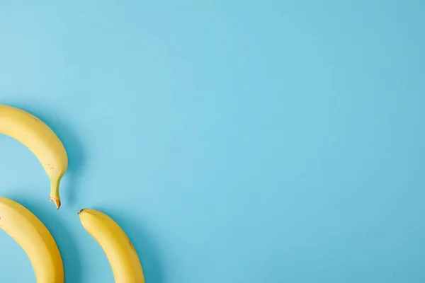 Top View Τοποθετημένα Νωπών Μπανανών Που Απομονώνονται Μπλε — Φωτογραφία Αρχείου
