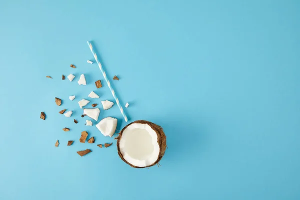 Top View Arranged Coconut Pieces Straw Isolated Blue — Stock Photo, Image