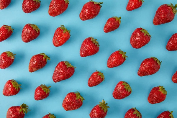 Vollständiger Rahmen Aus Arrangierten Frischen Erdbeeren Isoliert Auf Blau — Stockfoto